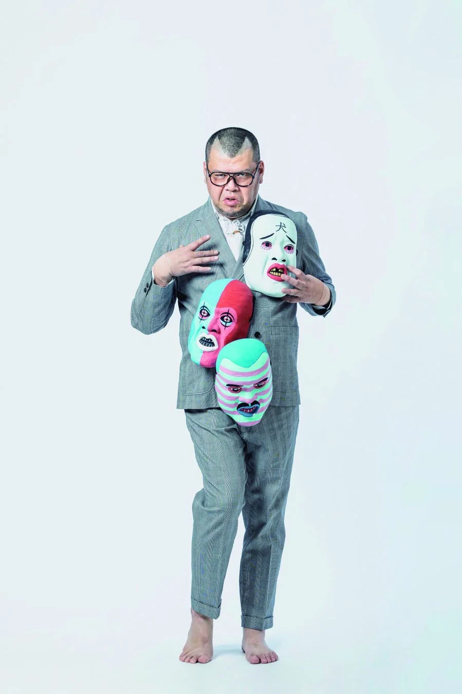 仮面を抱えるくっきー!氏
