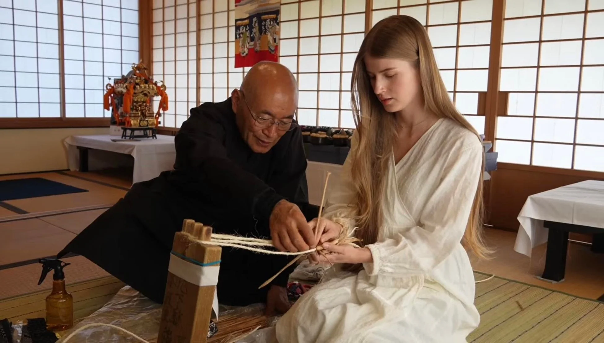 日本の伝統工芸を体験する様子
