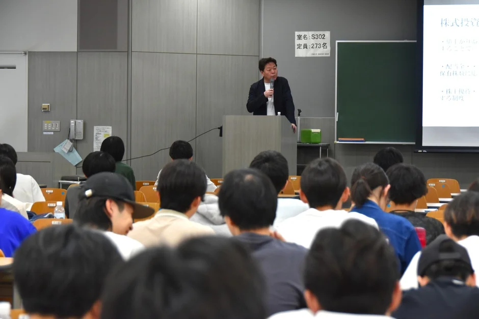 講義中の様子とスクリーンに映し出された講義内容
