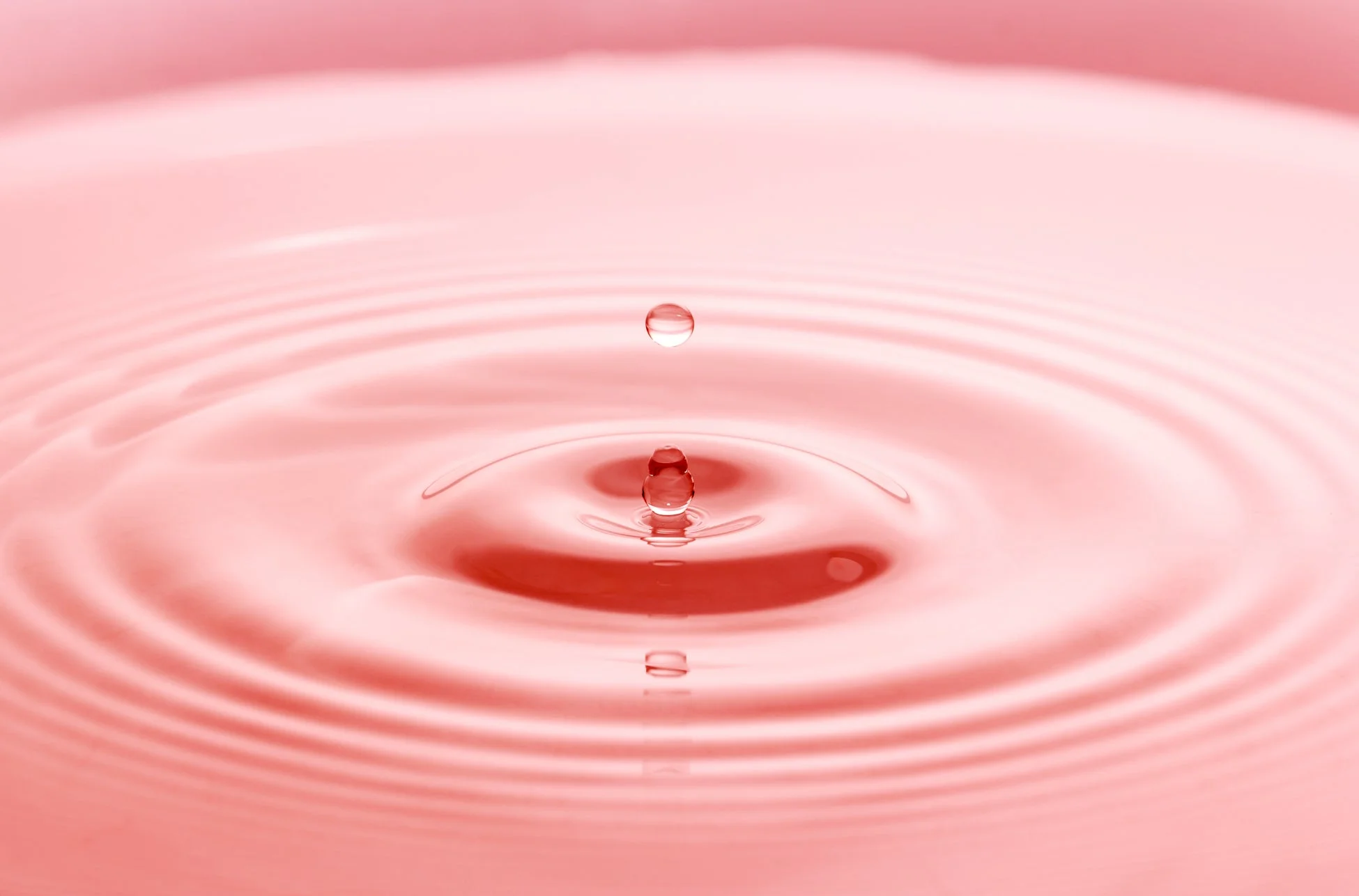 水滴が落ちるピンクの液体