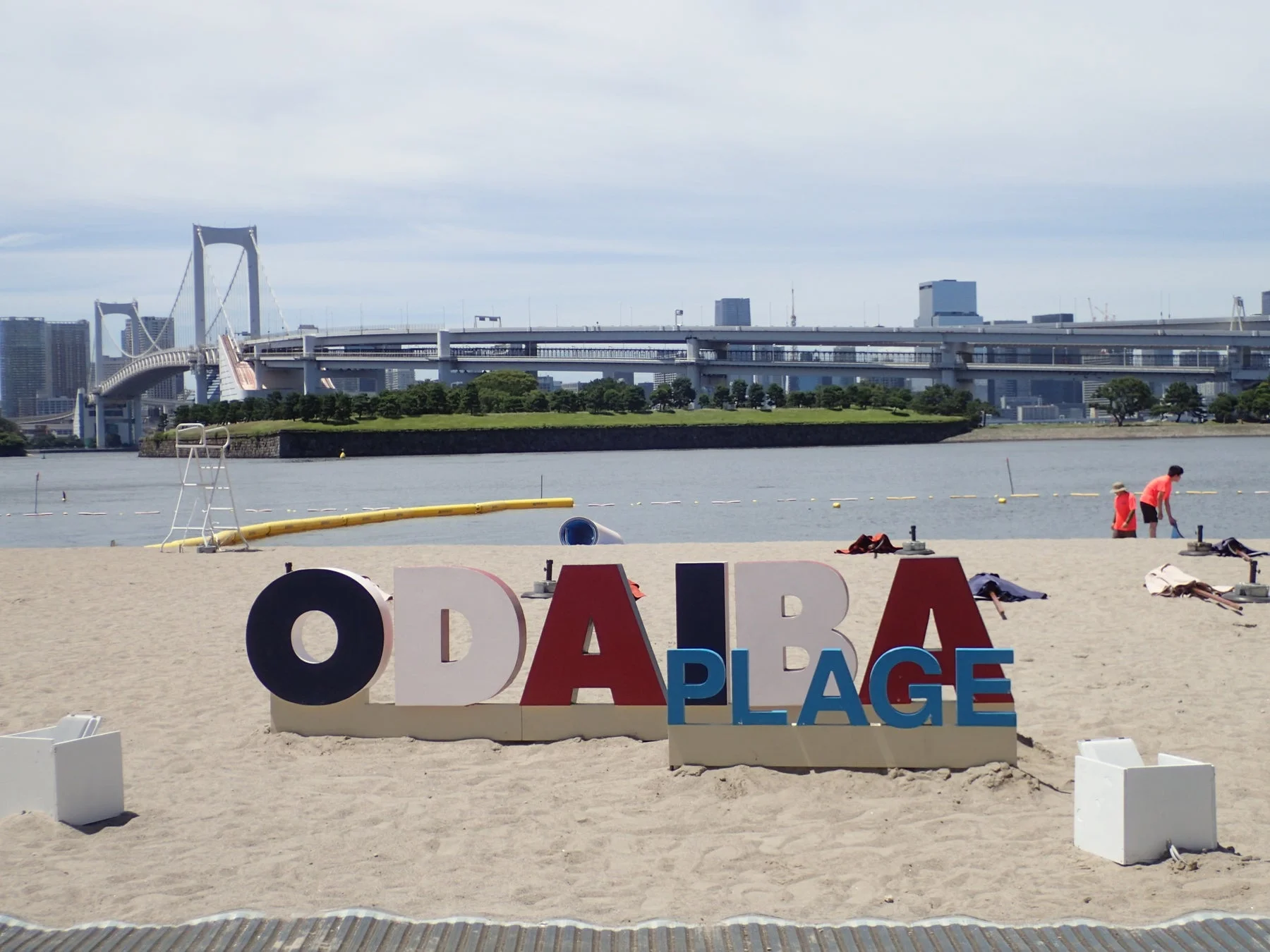 お台場海浜公園に設置された「ODAIBA PLAGE」のモニュメント