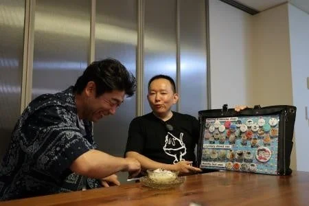 かき氷を楽しむ二人