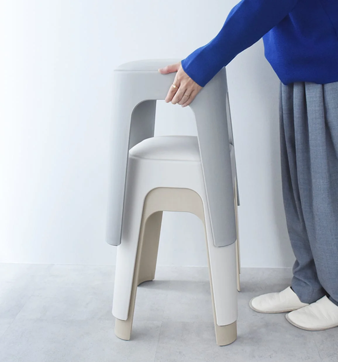 3つの異なる色のスツールが積み重ねられている