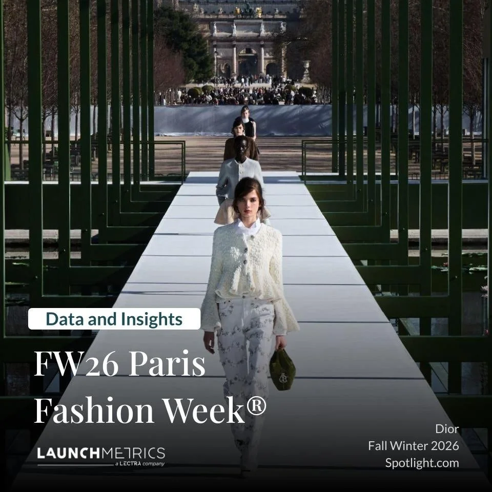 パリファッションウィークFW26のDiorコレクションの様子。モデルたちが屋外の白いランウェイを歩き、歴史的建造物を背景に