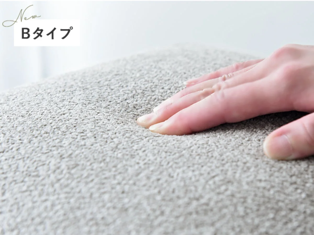 柔らかそうなライトグレーの生地に手が触れている