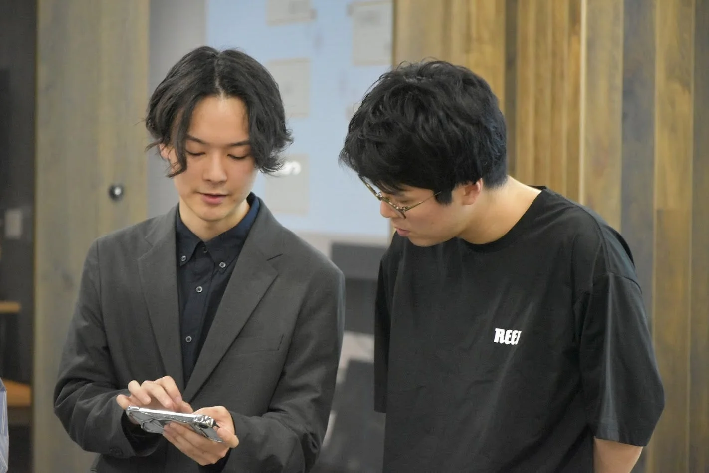 スマートフォンを見ながら議論