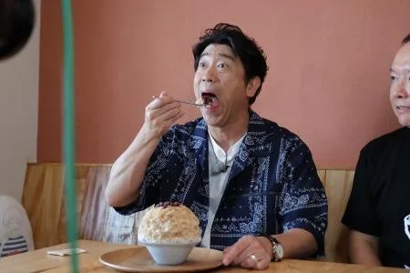 かき氷を食べる男性