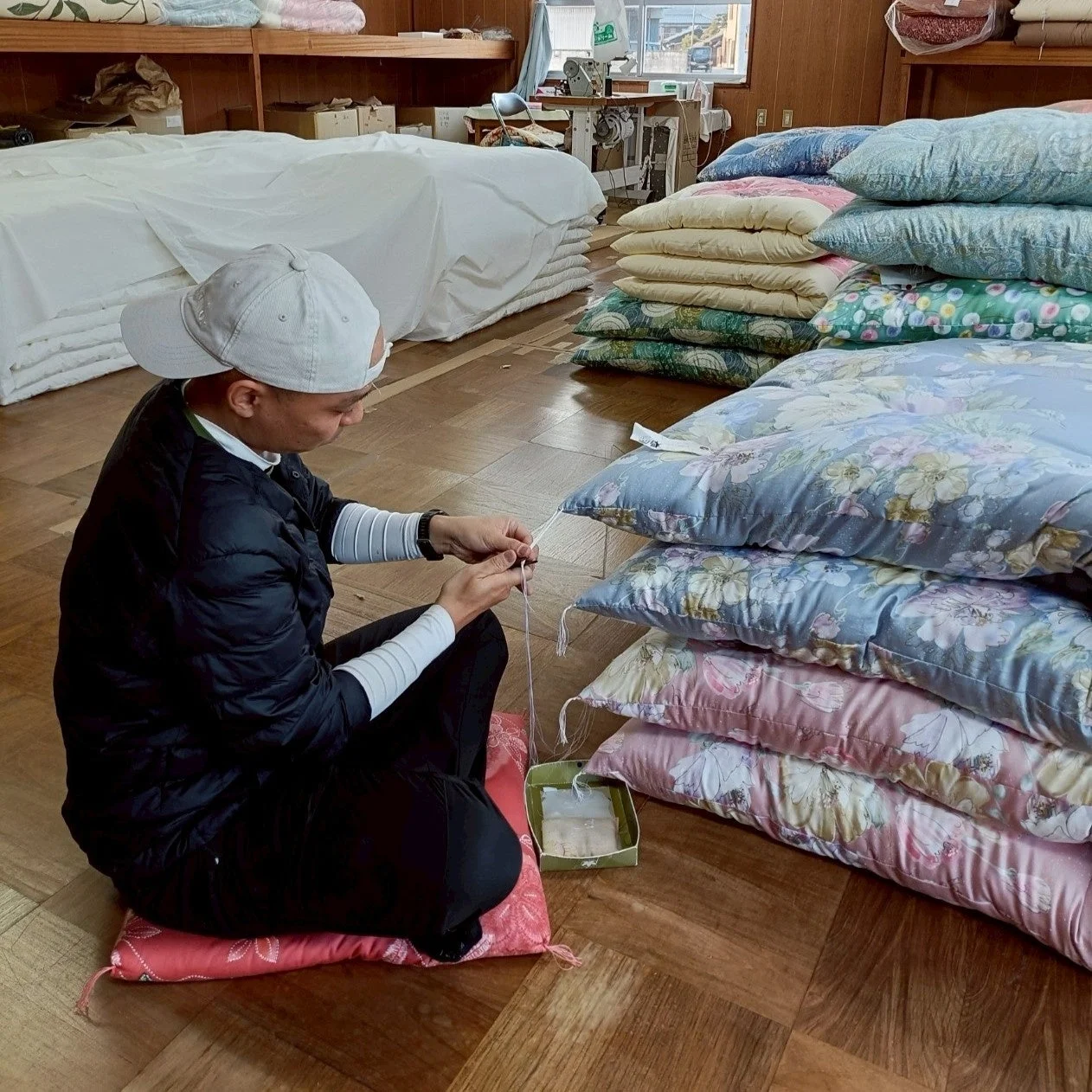 岡崎正義商店の布団製造風景