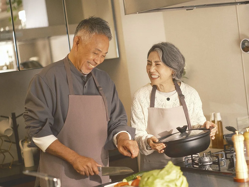 キッチンで料理するシニア夫婦