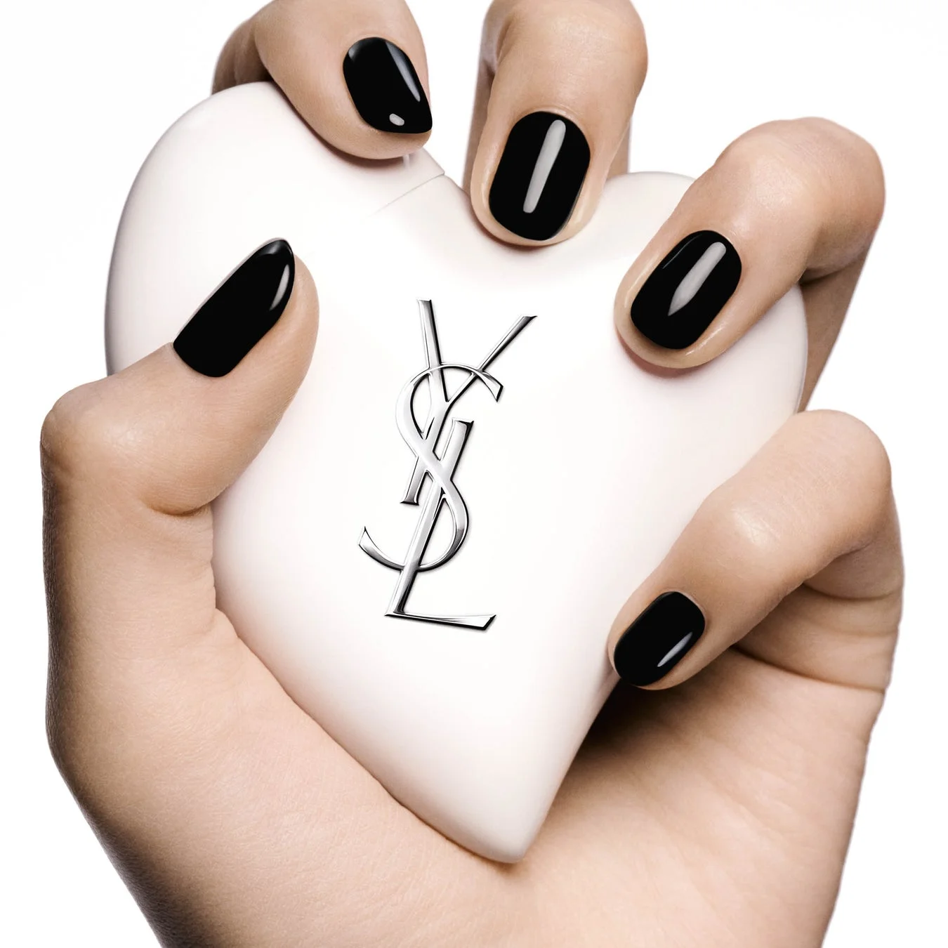 YSL BEAUTY ケアクラッシュ セラムクリームを手に持つ様子