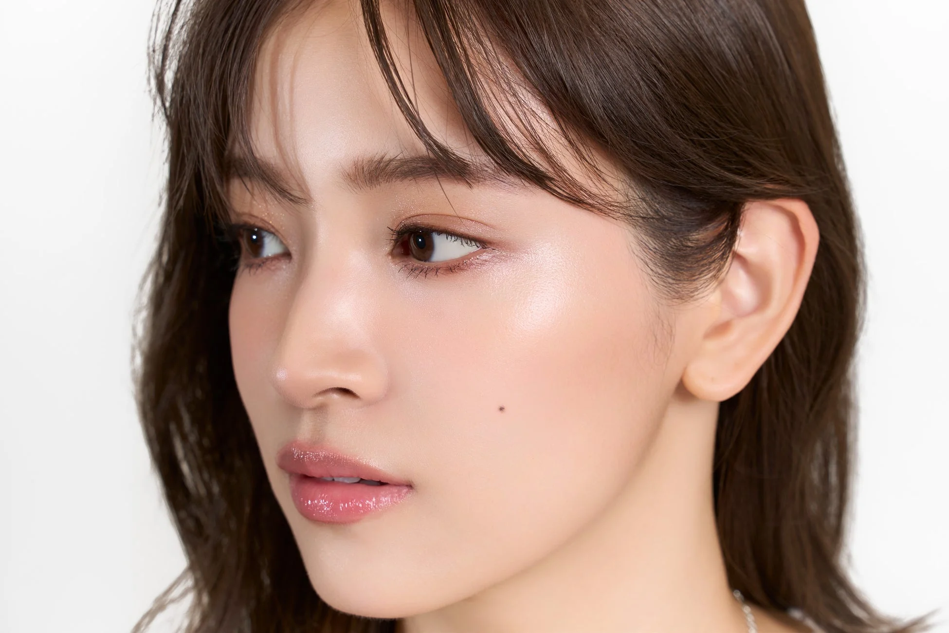 美しいセミツヤ肌の女性