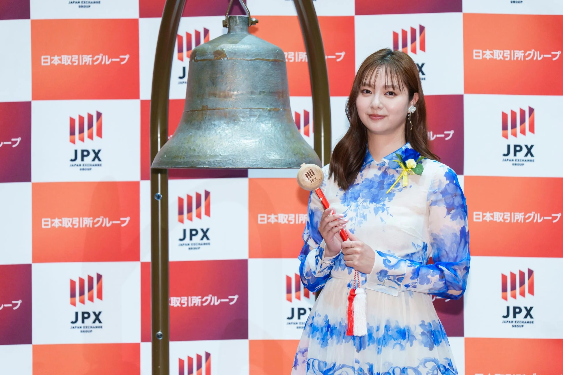 打鐘を行う新川優愛さん