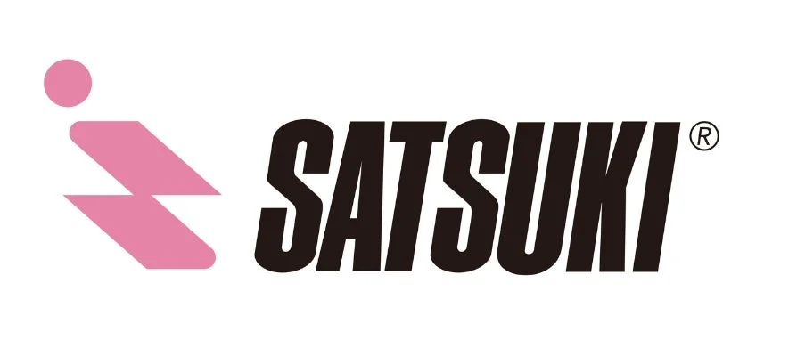ピンク色の抽象的なロゴマークと、黒い太字で「SATSUKI®」と書かれたロゴ画像です。