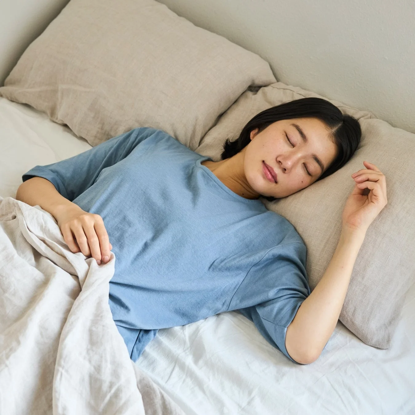 ベッドで安らかに眠る若い女性