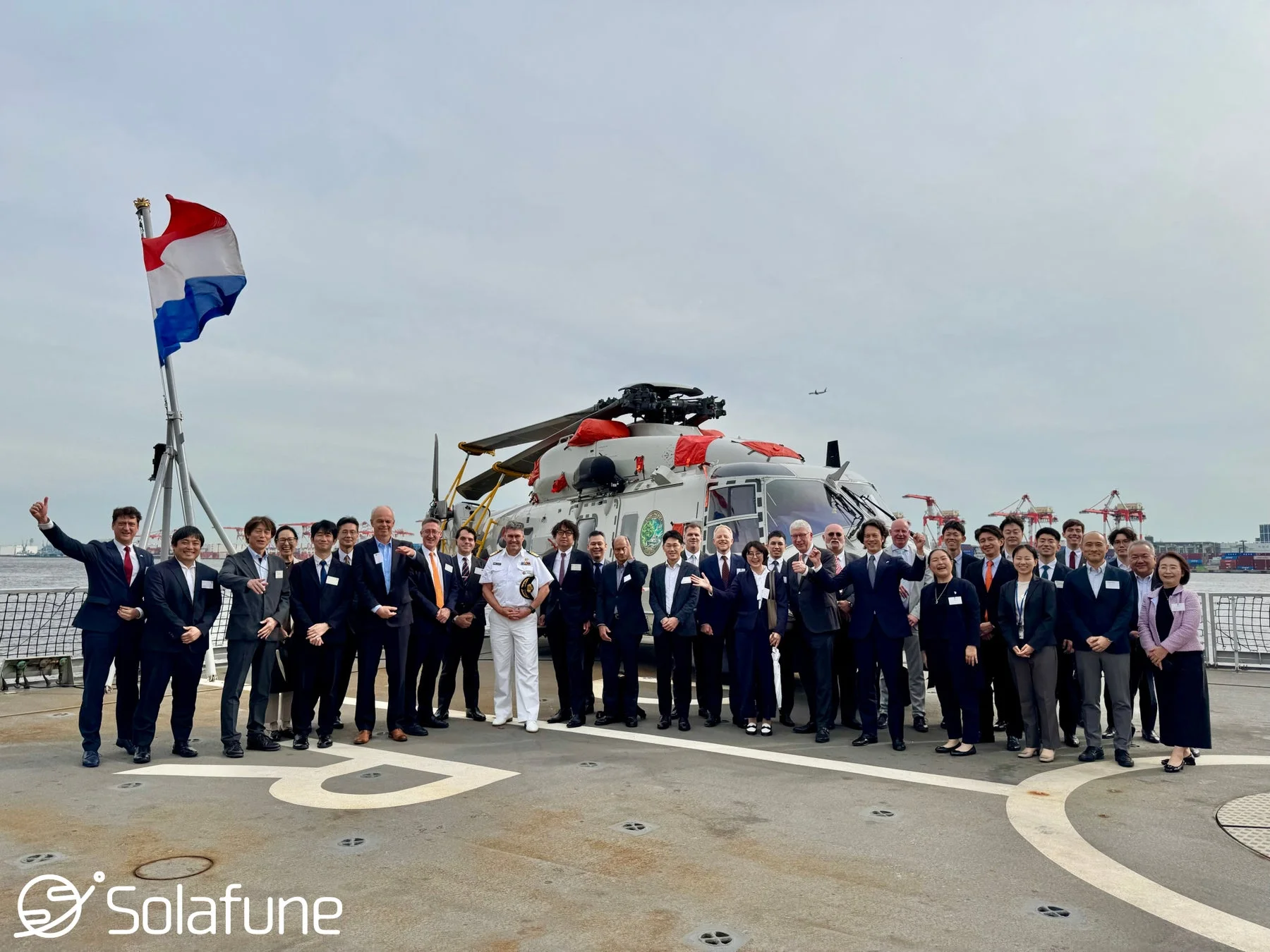 オランダ海軍フリゲート艦「デ・ロイテル」入港記念イベントでの集合写真