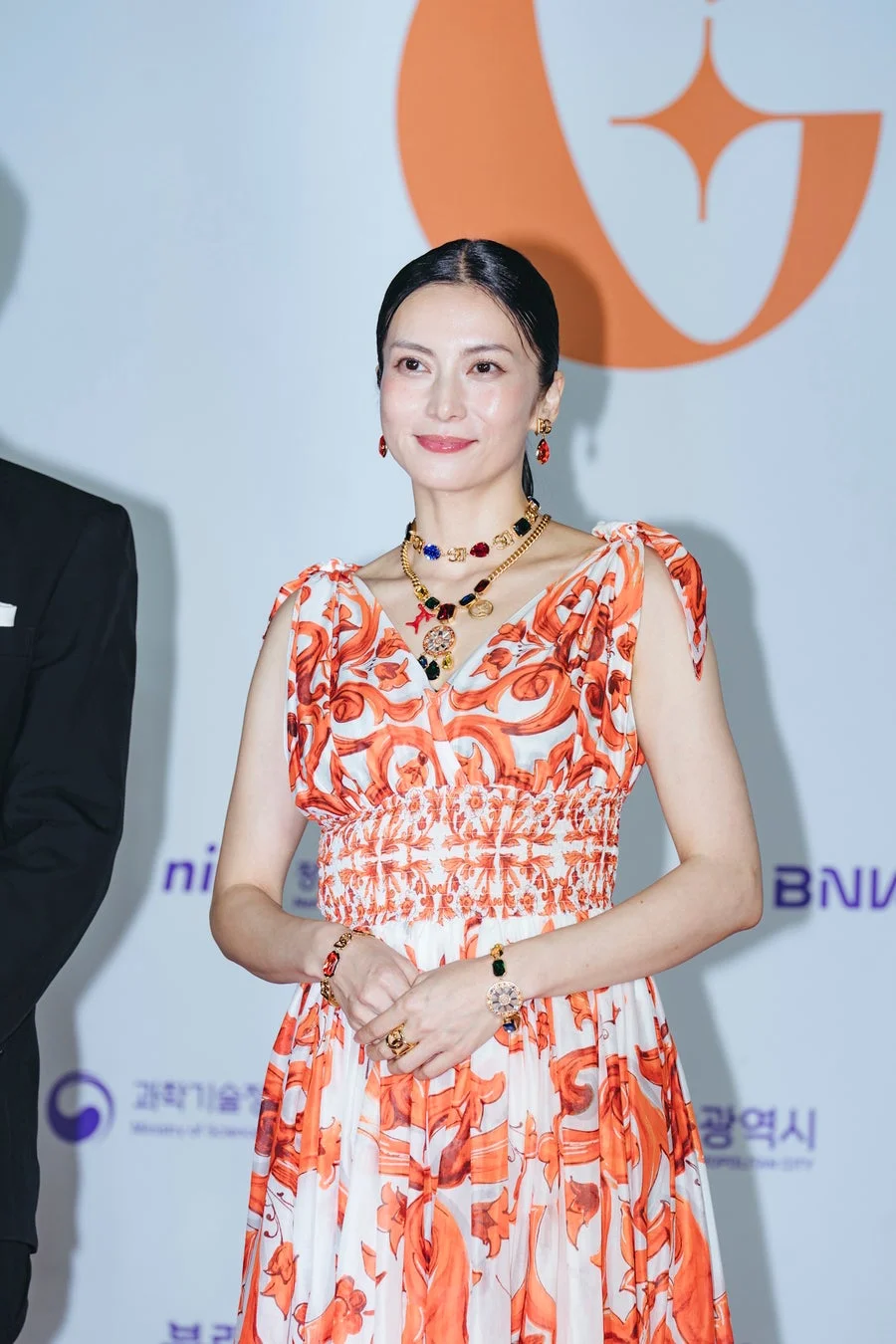 鮮やかなドレス姿の柴咲コウさん