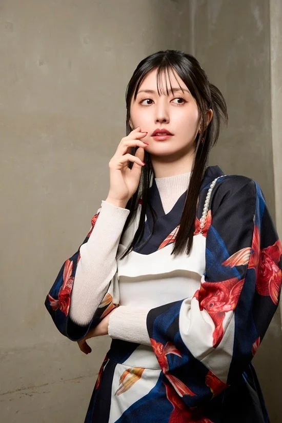 金魚柄のモダンな衣装をまとった駒形友梨さんのポートレート