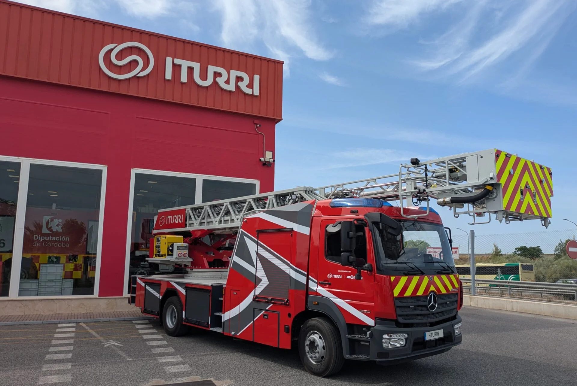 ITURRIの建物の前に駐車された消防車