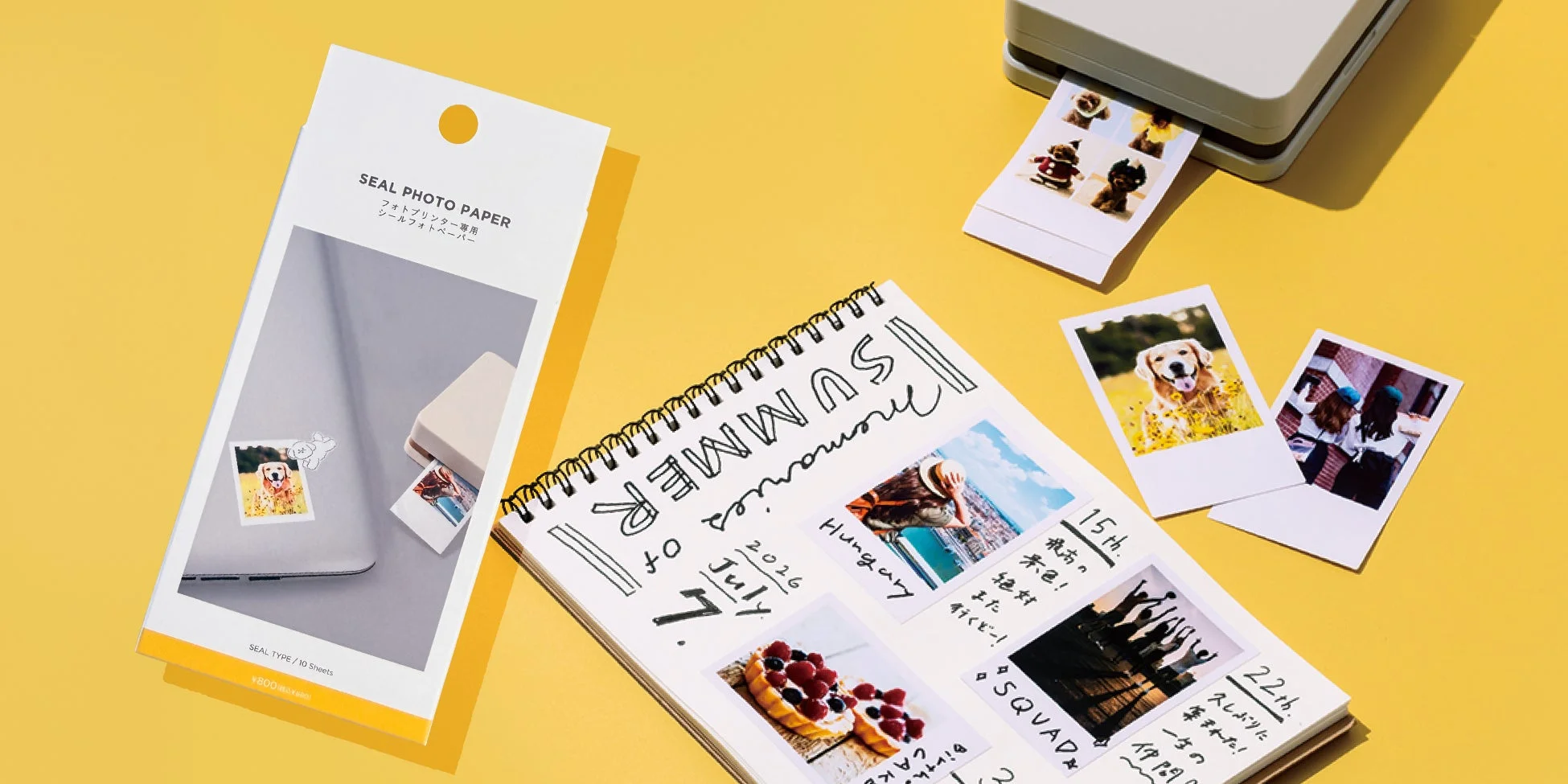 黄色い背景に、フォトプリンターで印刷された写真や、シールフォトペーパーのパッケージ、夏の思い出が綴られたノートが並べられています。