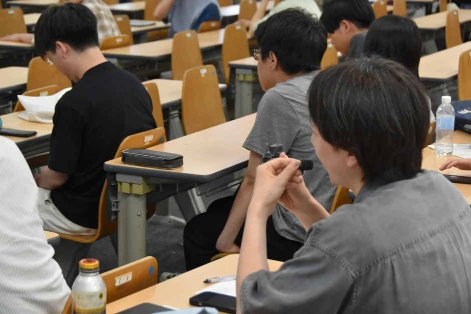 講義を聞く学生たち