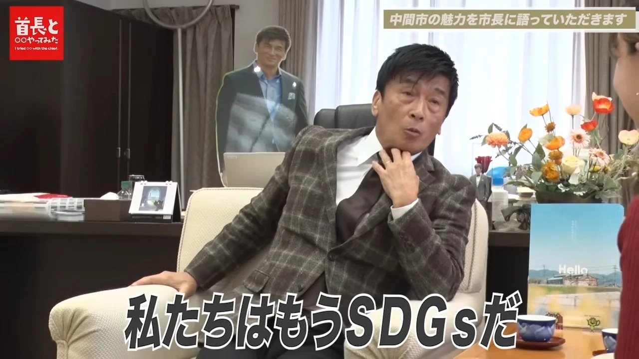 インタビューに応じる福田健次市長